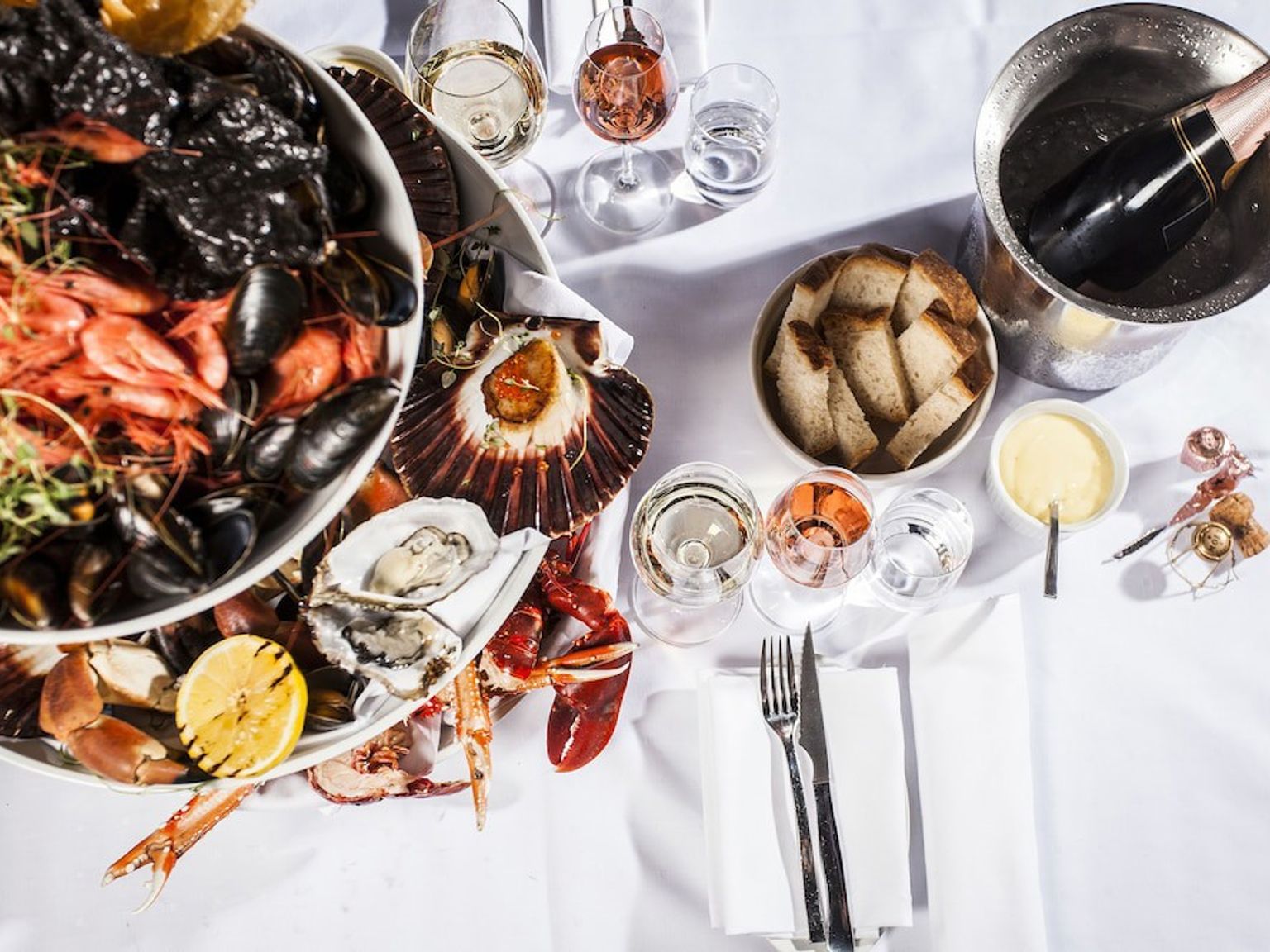 et bord toppet med en rekke sjømat og vin