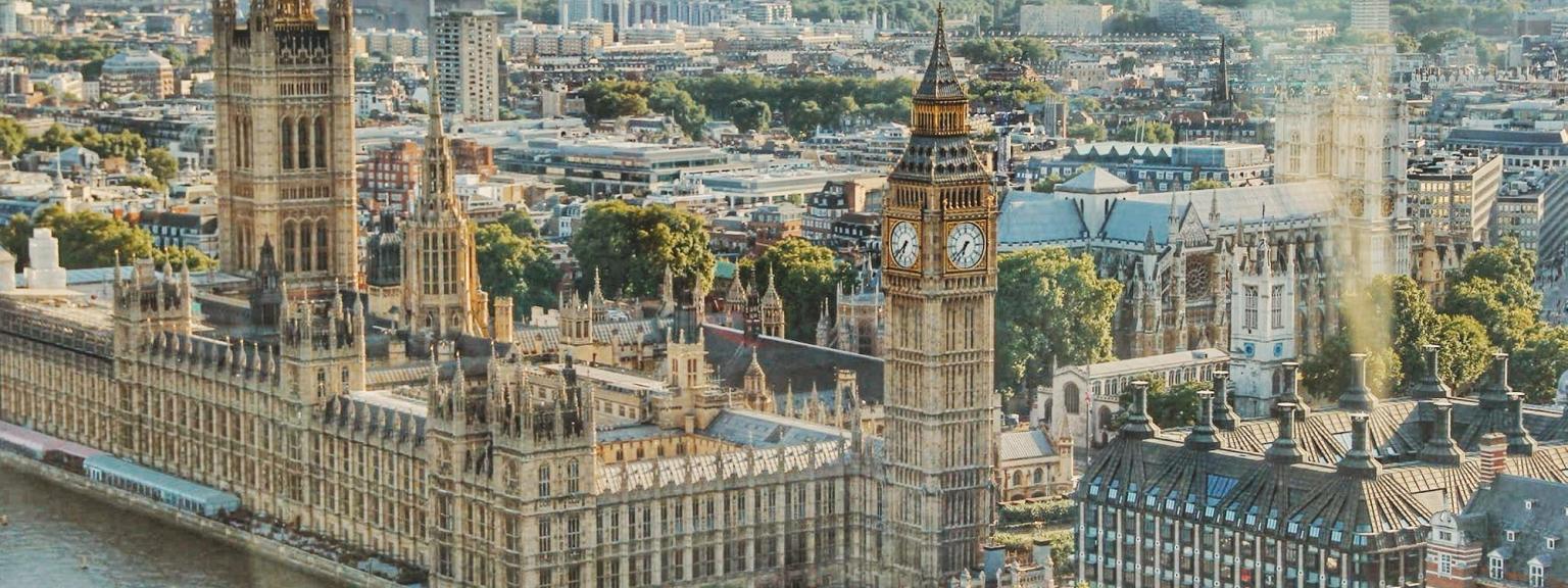en luftig utsikt over parlamentets hus og big ben i london