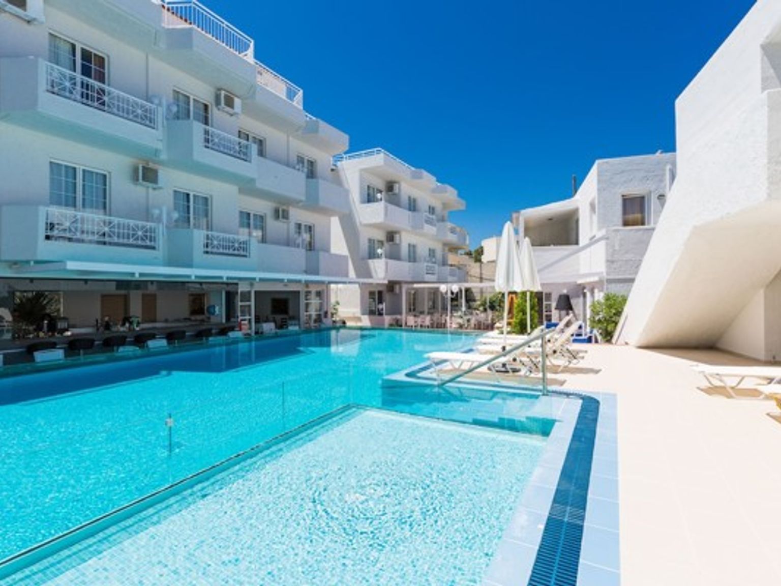 det finns en stor simbassÀng i mitten av ett hotell