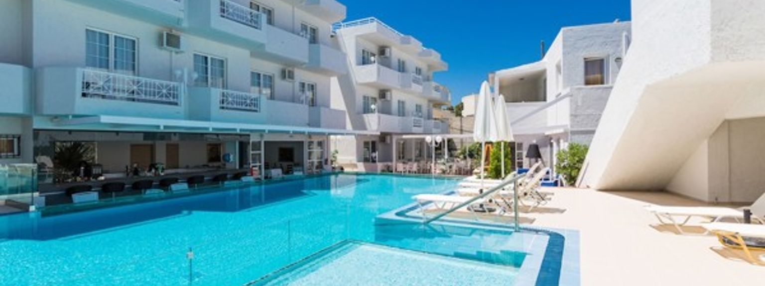 det finns en stor simbassÀng i mitten av ett hotell