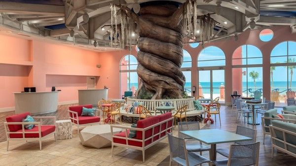 det er et stort tre midt i rommet.