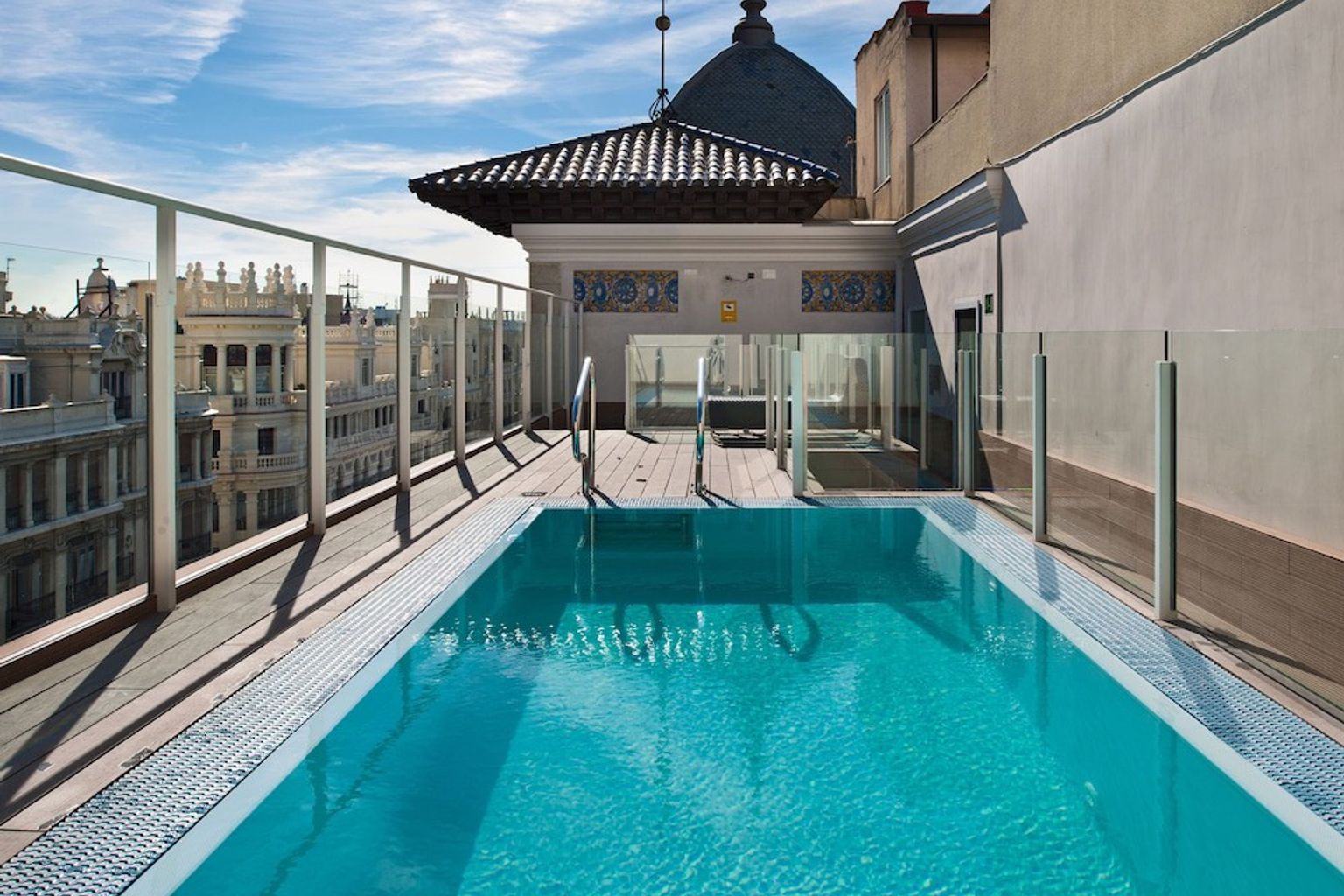 hay una gran piscina en el techo de un edificio.