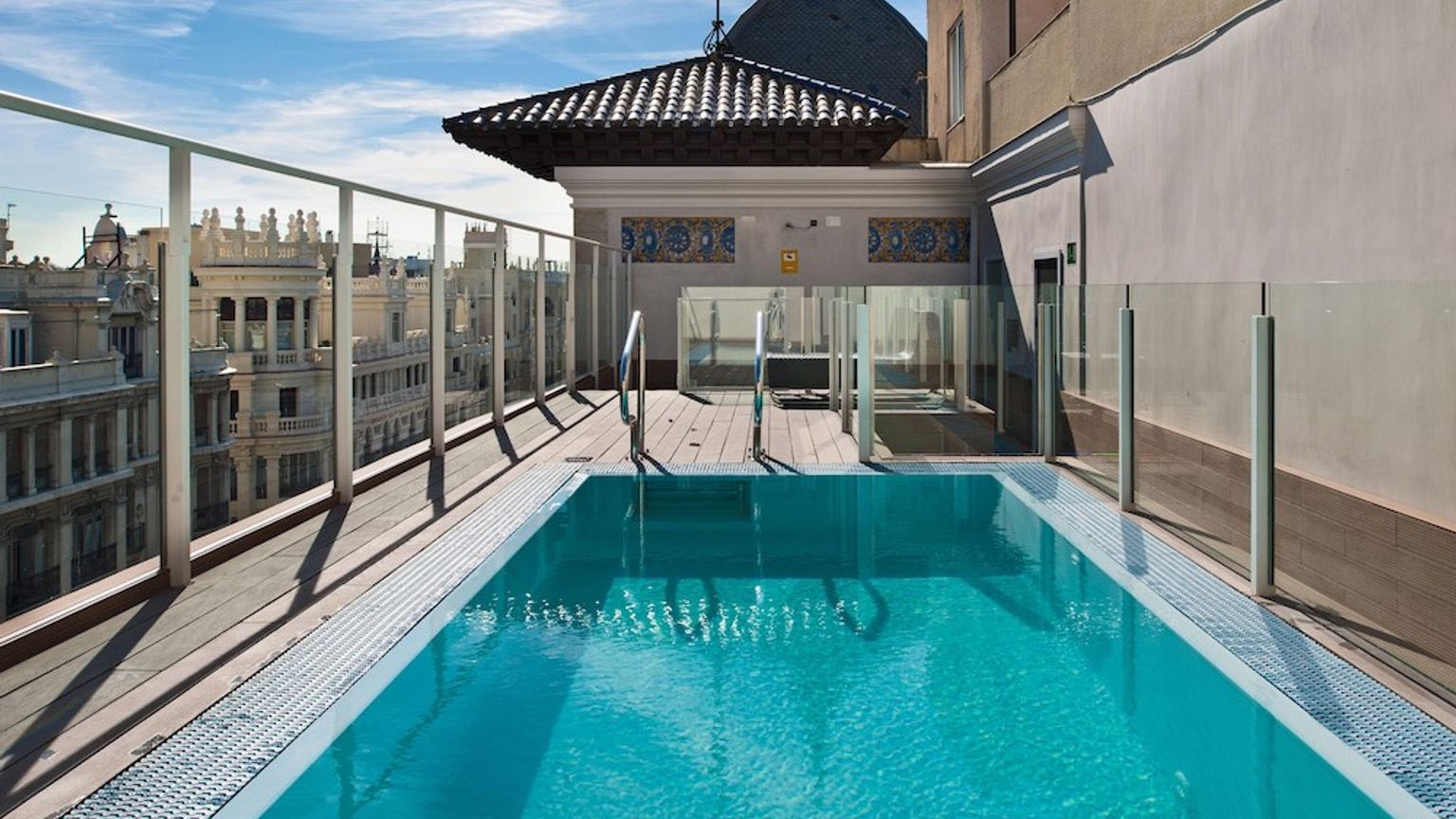 hay una gran piscina en el techo de un edificio.