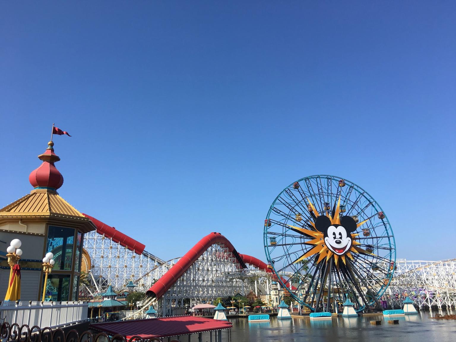 det finns ett pariserhjul med ett mickey mouse-ansikte på det mitt i en nöjespark