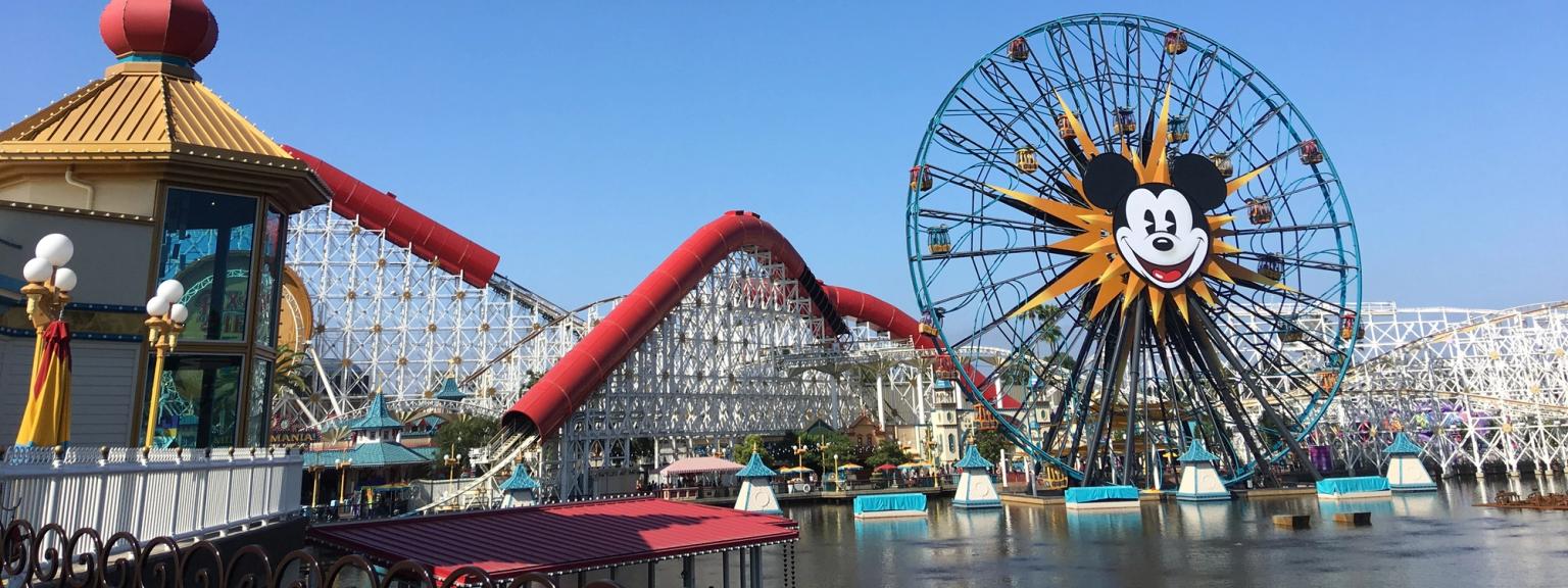 det finns ett pariserhjul med ett mickey mouse-ansikte på det mitt i en nöjespark