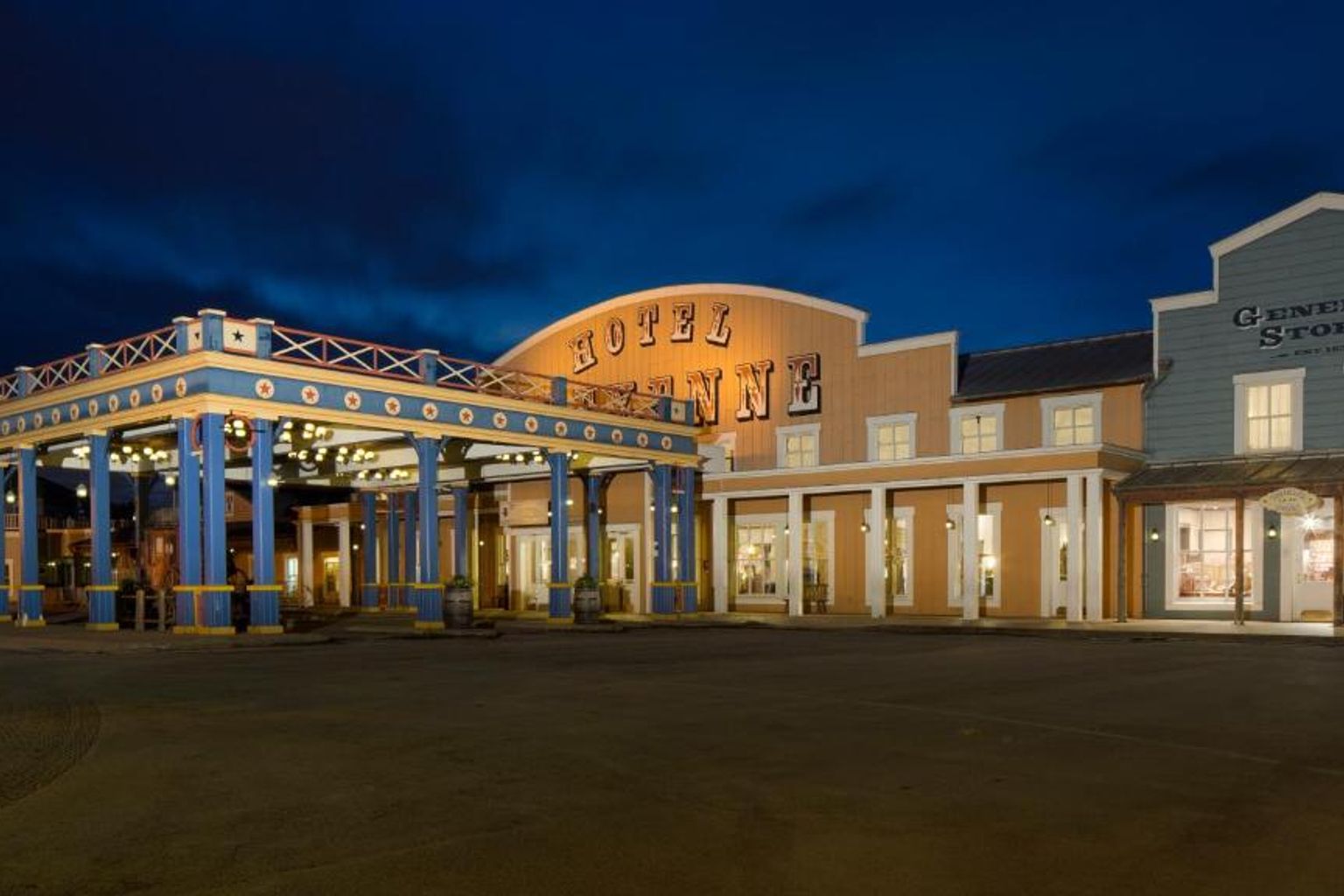Vilda västern-tema Hotel Cheyenne och General Store på natten. Disney Hotel Cheyenne inkl. Parkbiljetter