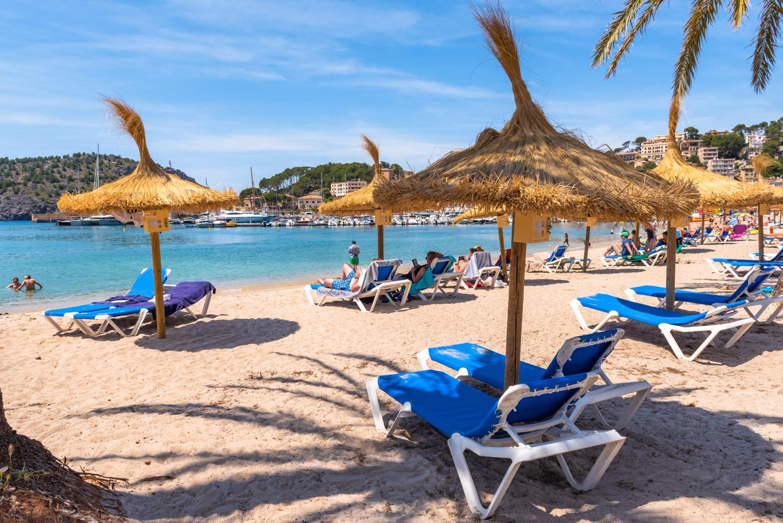 det er mange stoler og paraplyer på stranden