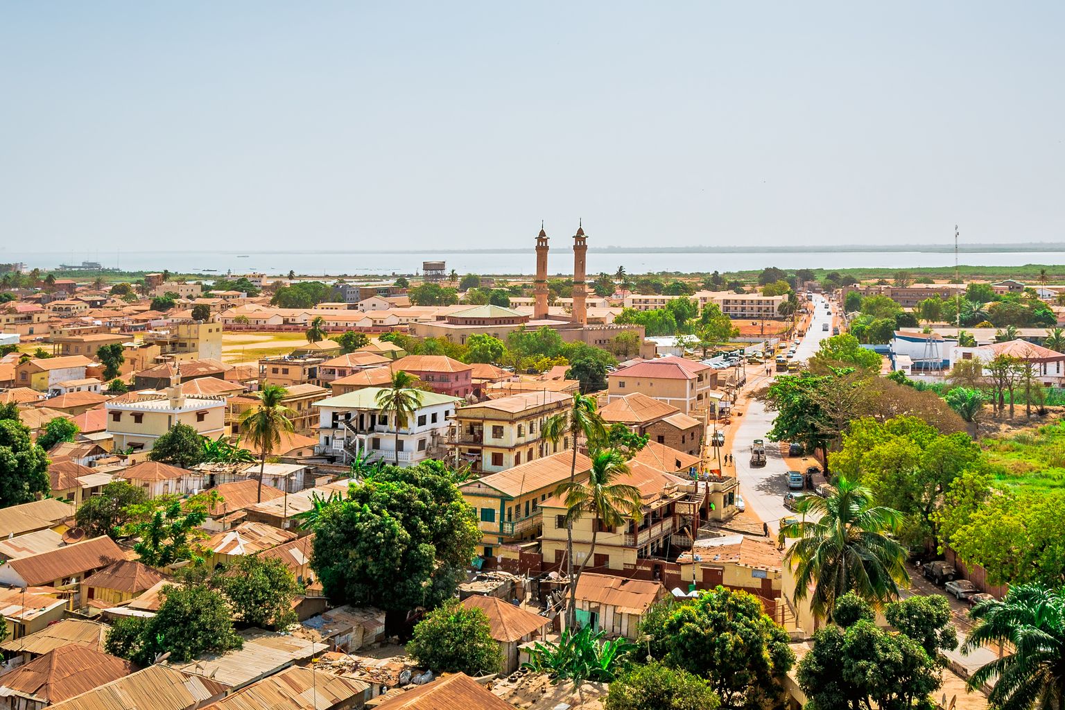 en flygvy över en stad fylld med massor av byggnader och träd