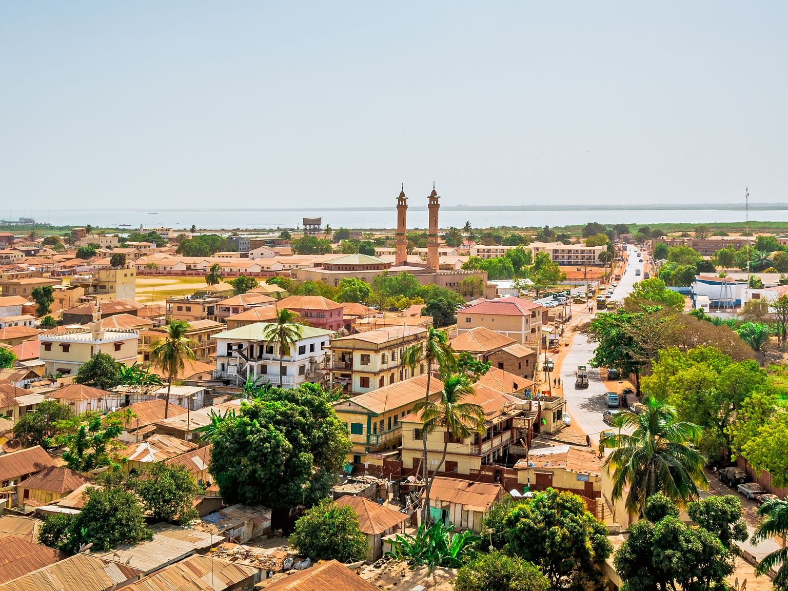 en flygvy över en stad fylld med massor av byggnader och träd