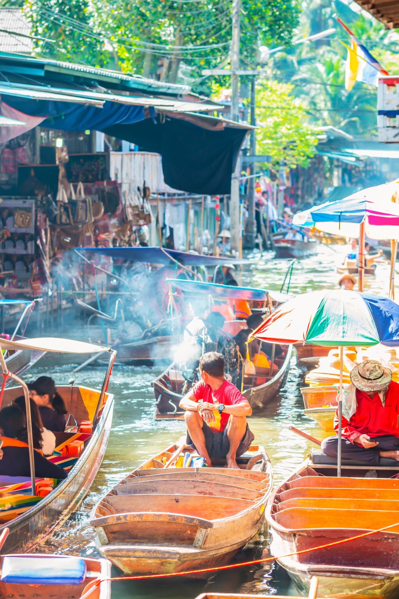 en gruppe mennesker sejler med både ned ad en flod