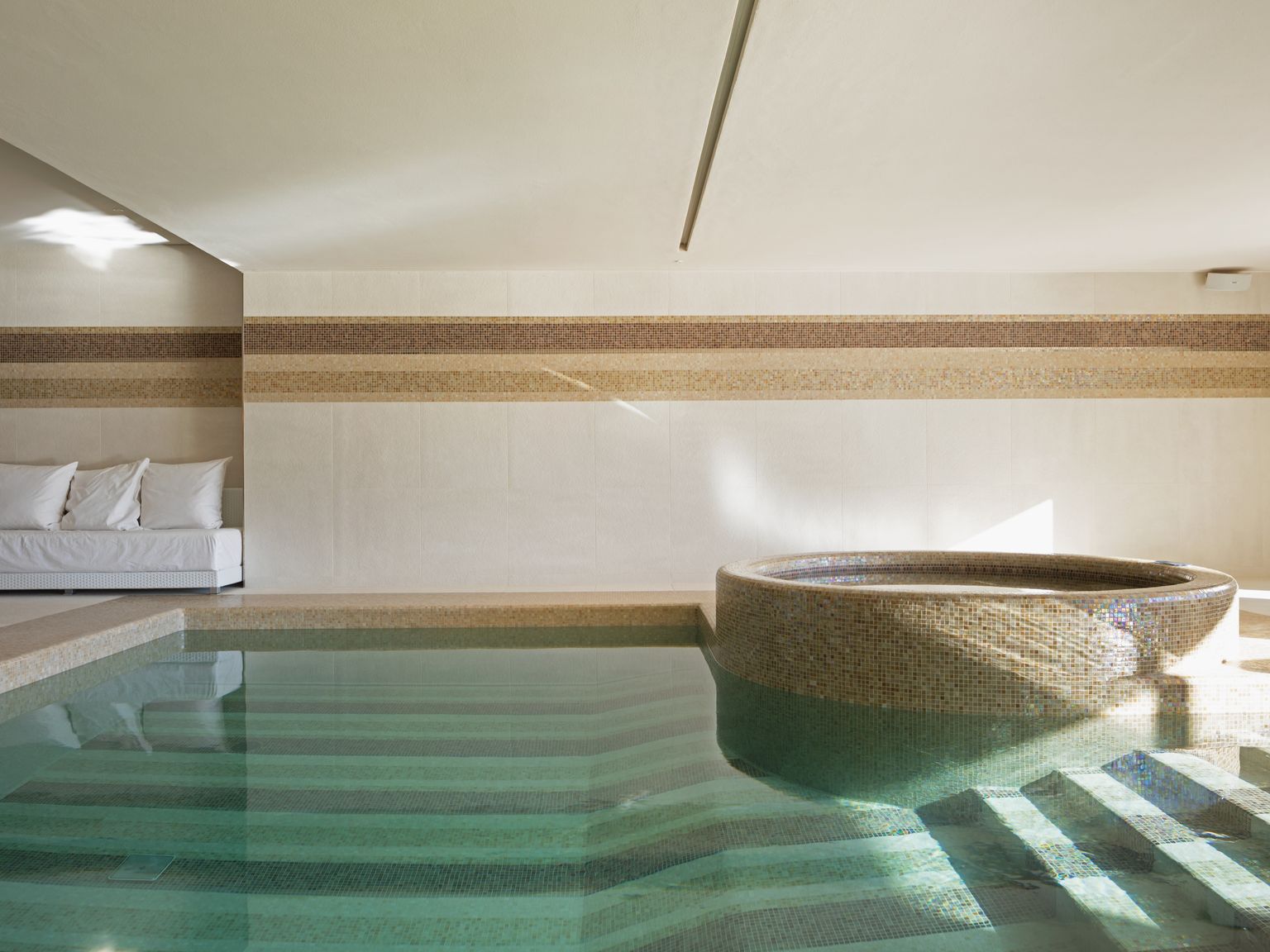 det er et svømmebasseng i midten av rommet