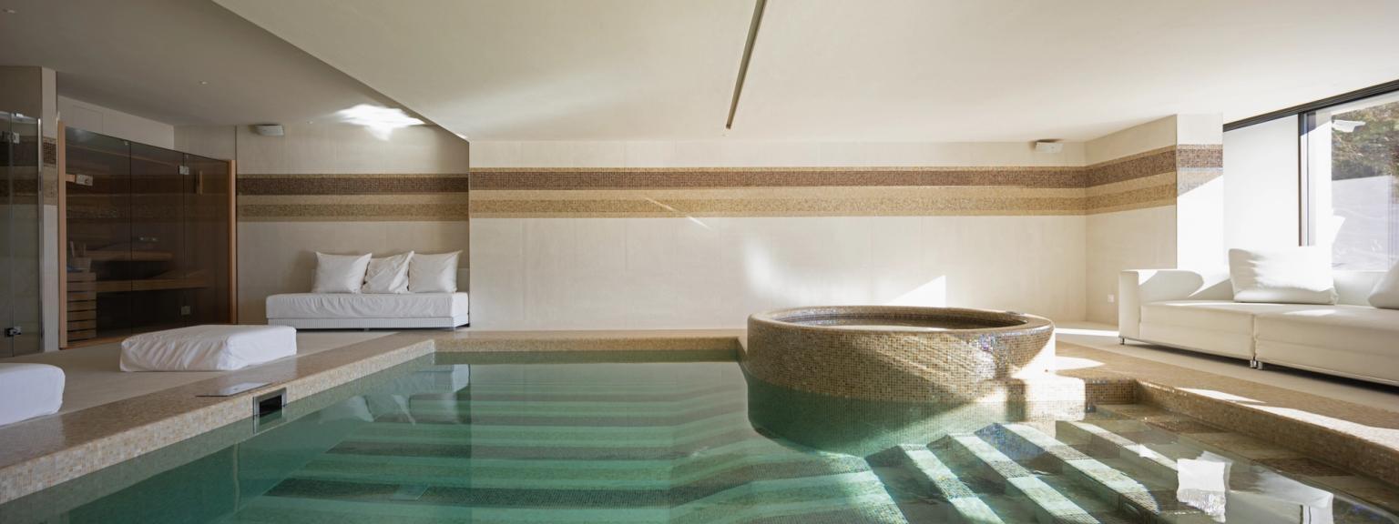 det er et svømmebasseng i midten av rommet