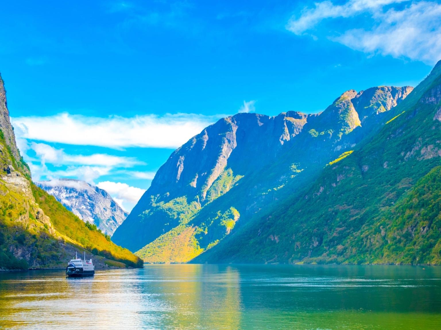 un barco está flotando en un lago rodeado de montañas