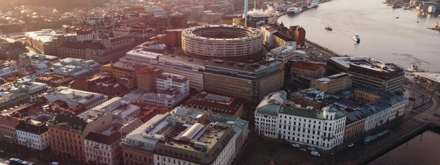 widok z lotu ptaka na miasto z rzeką przepływającą przez nie