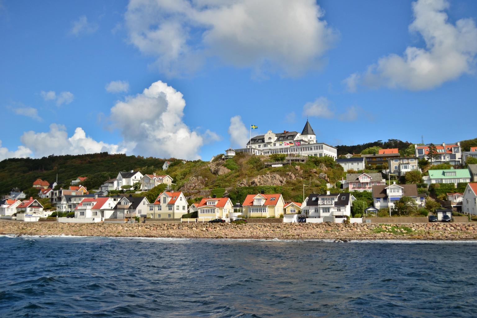 en liten by på toppen av en høyde ved siden av havet