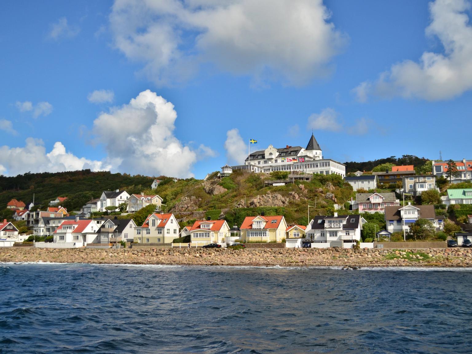 eine kleine Stadt auf einem Hügel neben dem Ozean