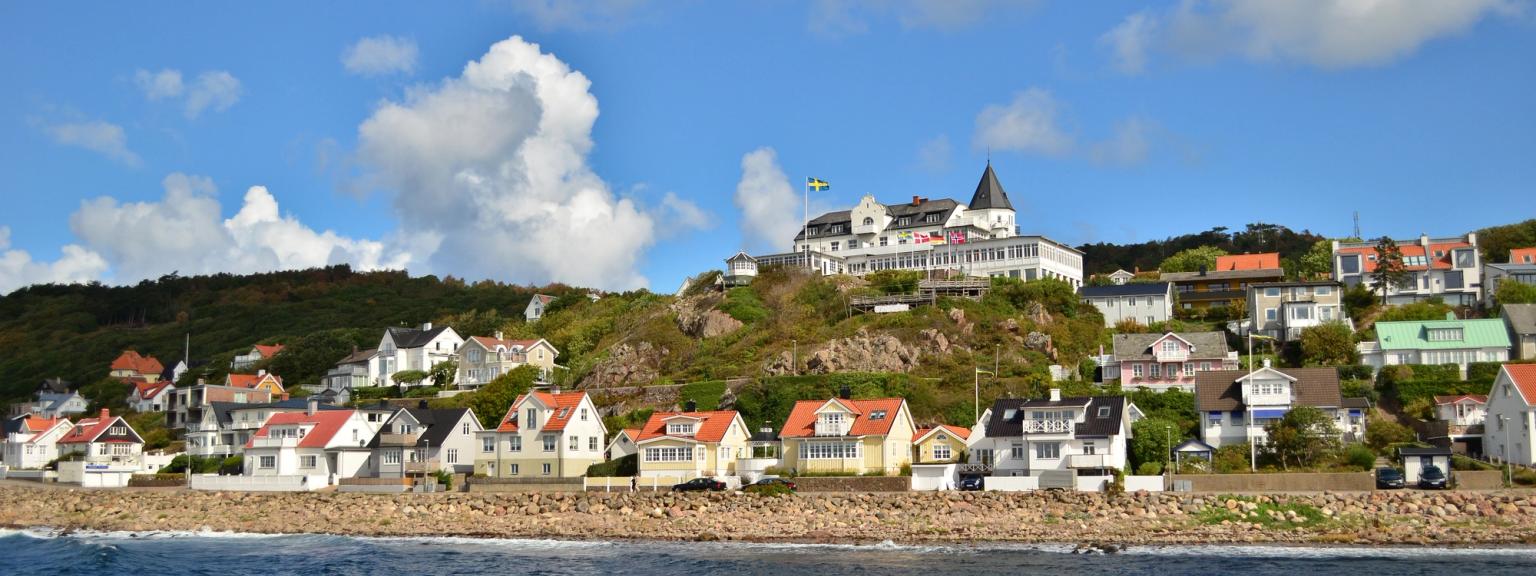 en liten by på toppen av en høyde ved siden av havet