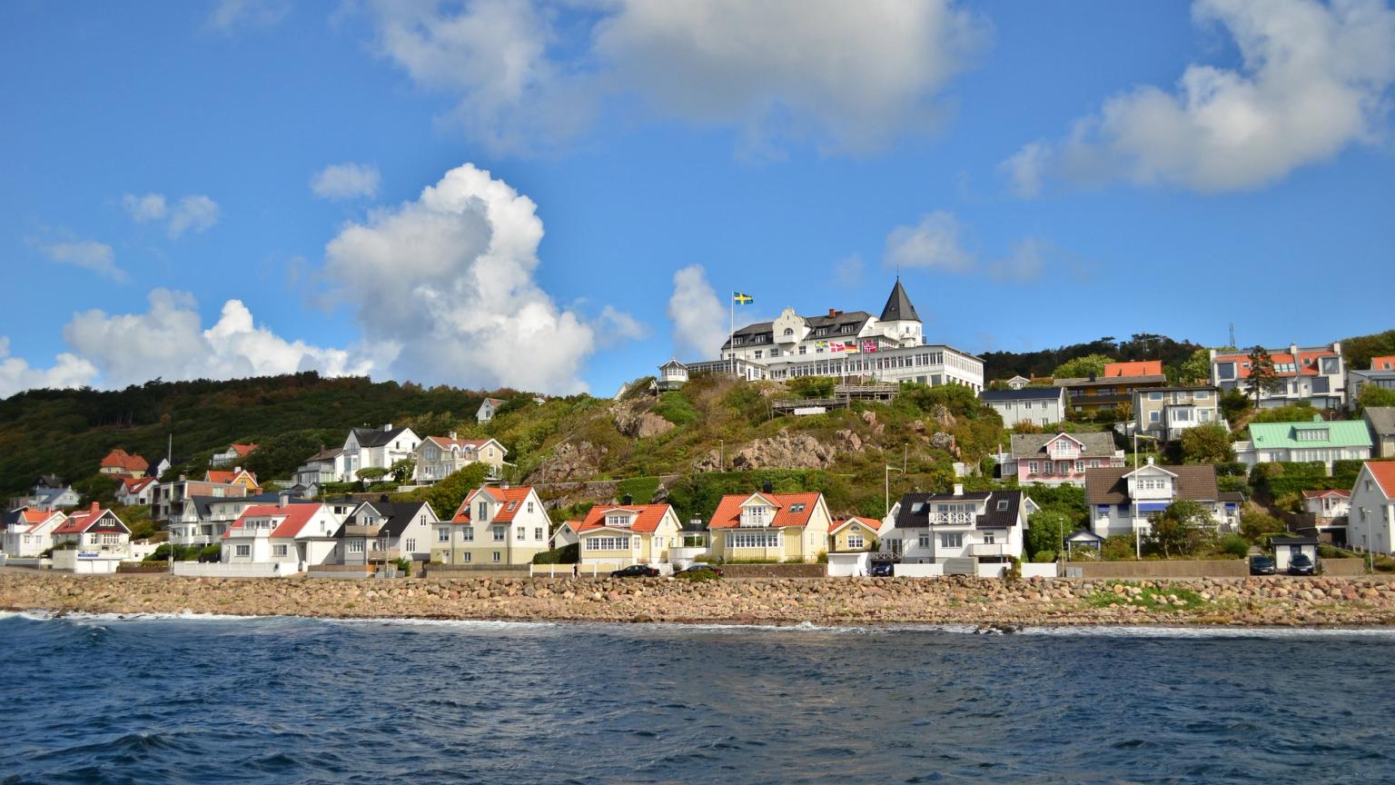 en liten by på toppen av en høyde ved siden av havet