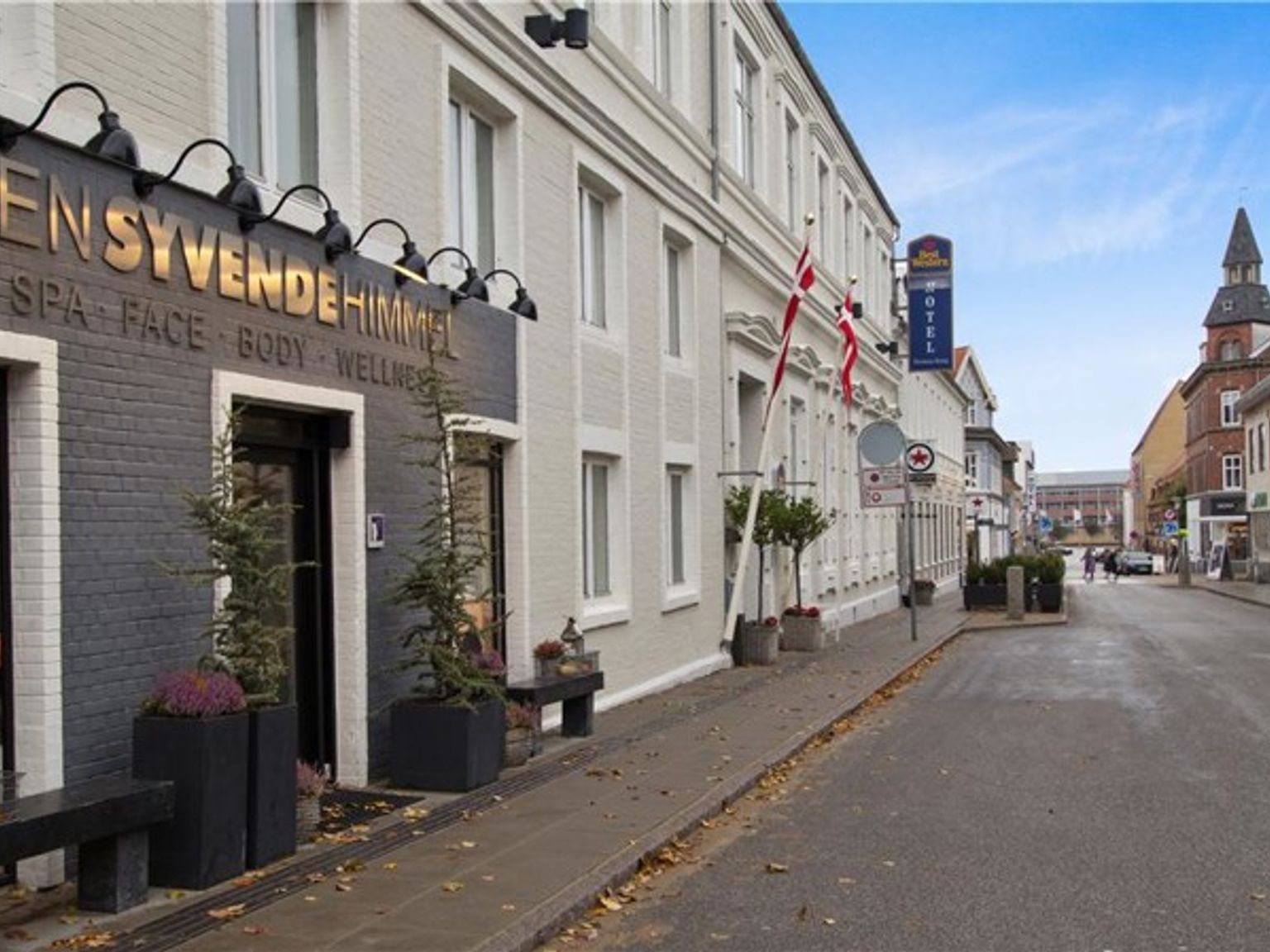 en stor bygning med et skilt på det er på siden av en bygate