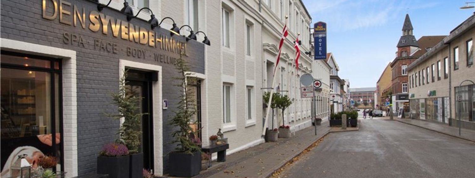 en stor bygning med et skilt på det er på siden av en bygate