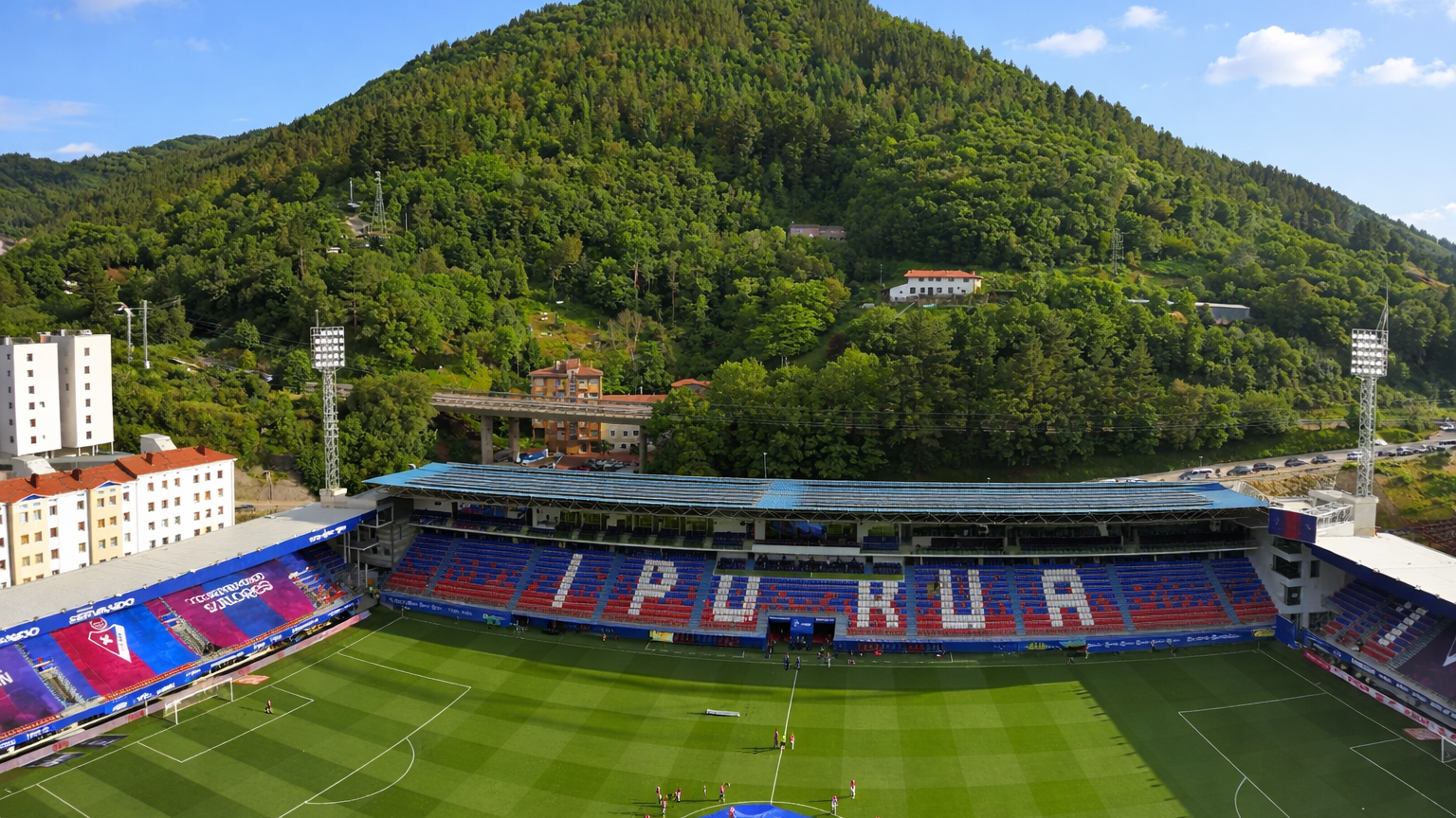 Un estadio de fútbol llamado Ipurua, enclavado junto a una exuberante montaña verde.