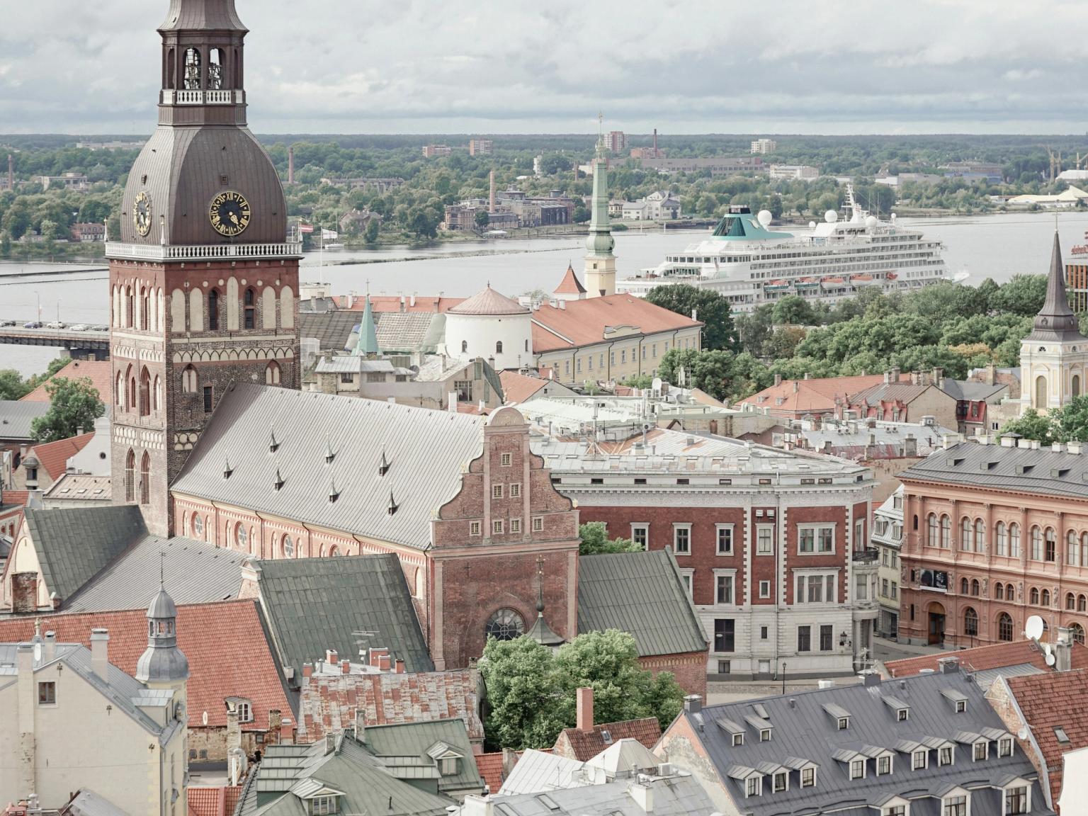 en flygvy över en stad med ett klocktorn som säger 'klocktorn' på det