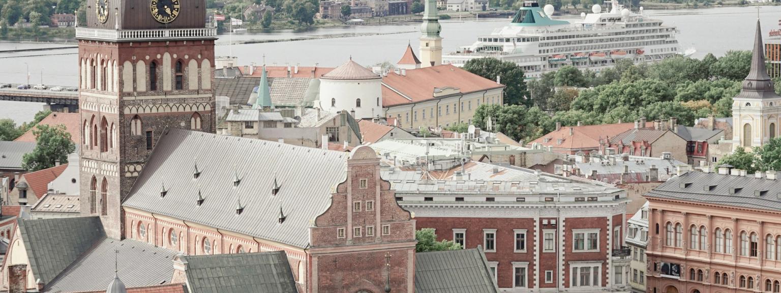 en flygvy över en stad med ett klocktorn som säger 'klocktorn' på det