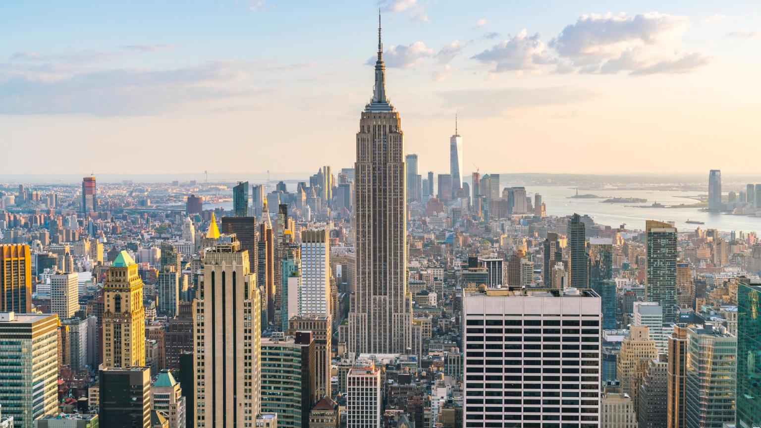 en flygvy över New Yorks skyline med Empire State Building i förgrunden