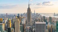 ilmanäkymä New Yorkin kaupungin siluettiin, jossa Empire State Building on etualalla