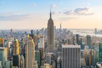 ilmanäkymä New Yorkin kaupungin siluettiin, jossa Empire State Building on etualalla