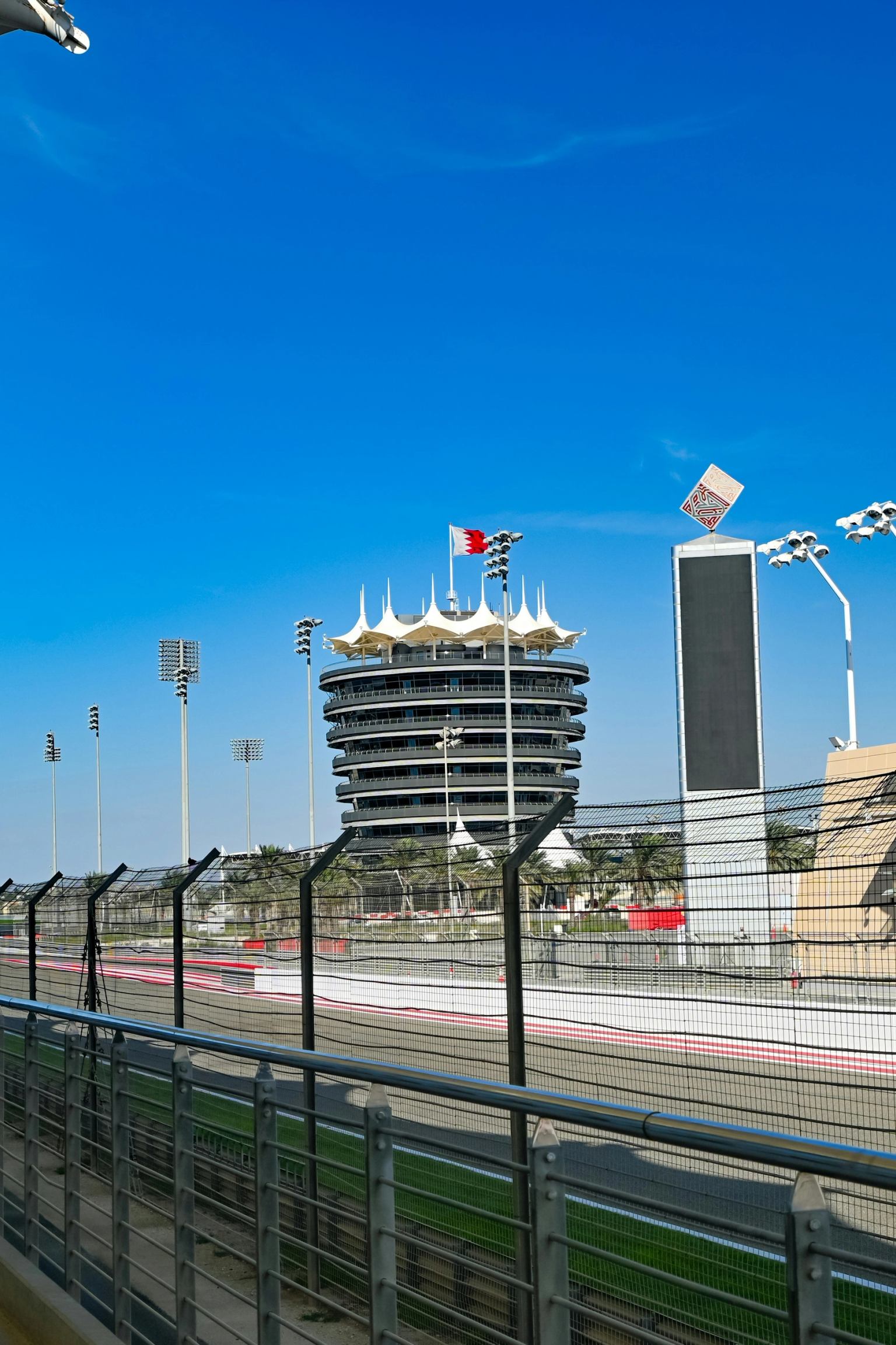 Bahrain International Circuit -kilparata tunnusomaisine torneineen ja katsomoineen kirkkaan sinisen taivaan alla.