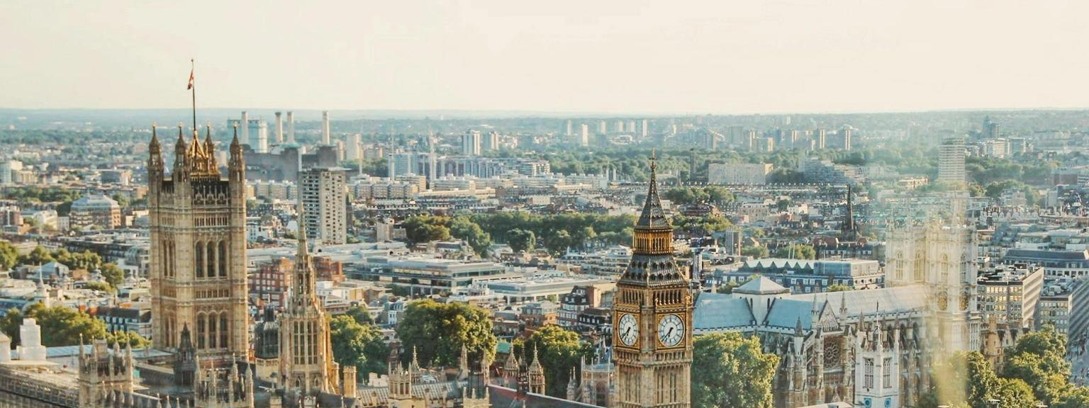 en flygvy över parlamentets hus och big ben i london