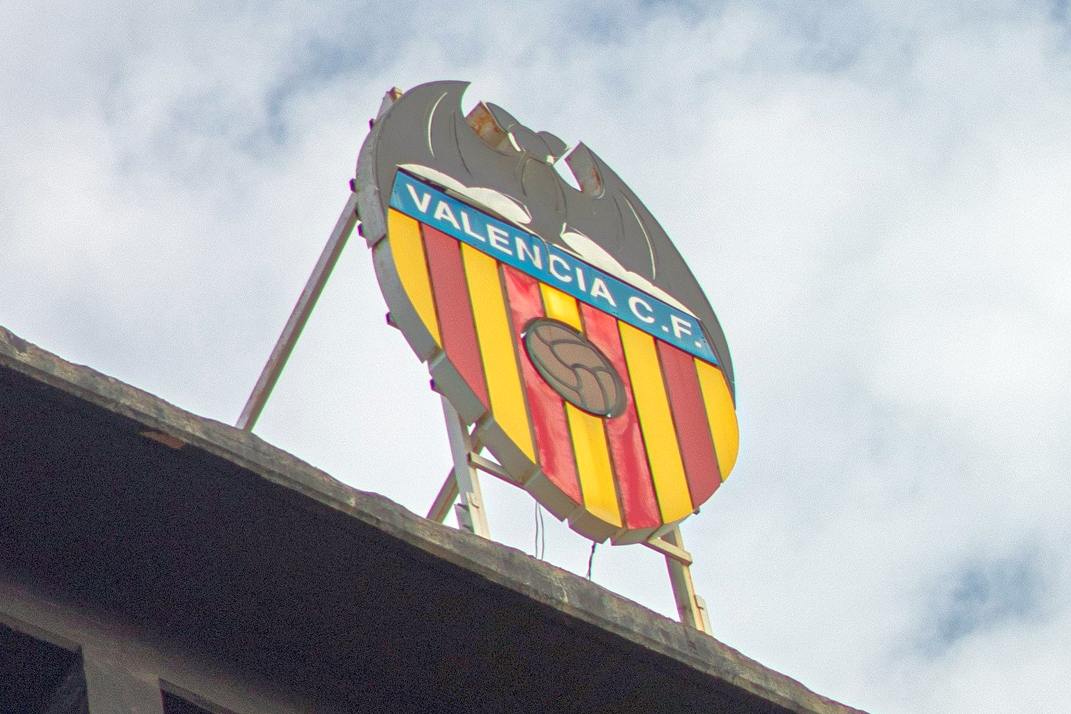 Valencia C.F. Logo-Schild auf einem Stadion gegen einen bewölkten Himmel.