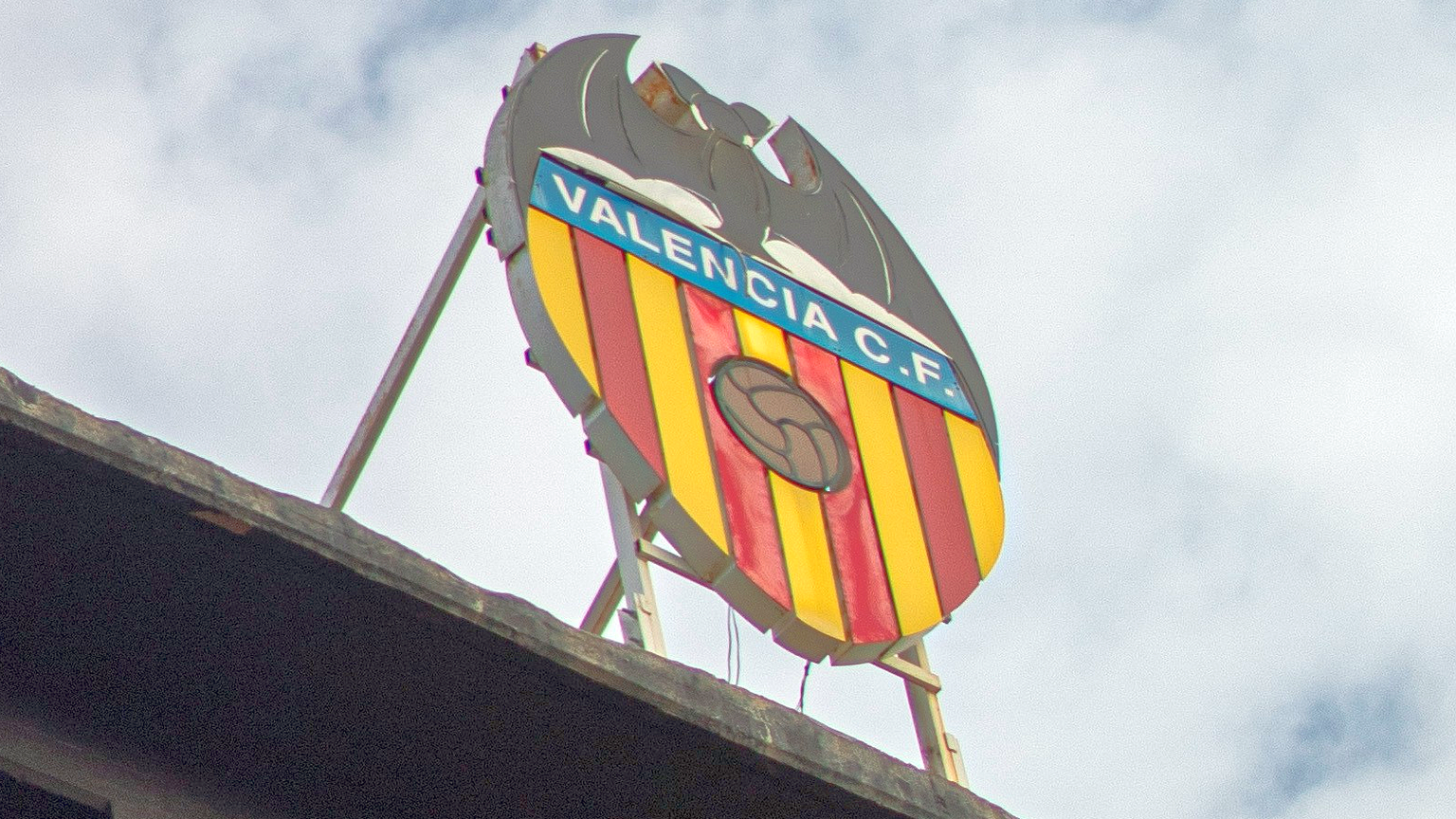Valencia C.F. Logo-Schild auf einem Stadion gegen einen bewölkten Himmel.