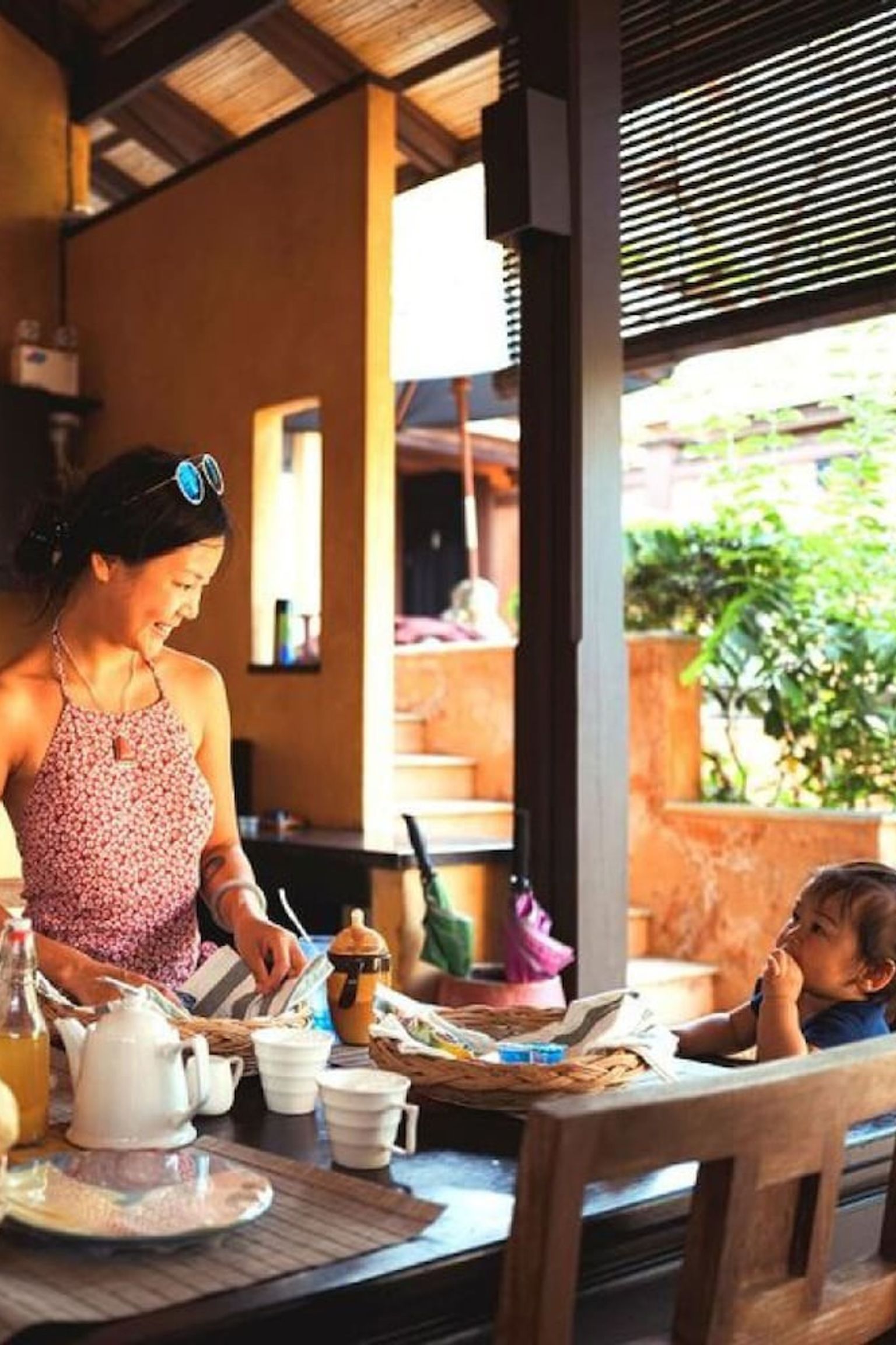 en kvinna och ett barn sitter vid ett bord och förbereder mat.