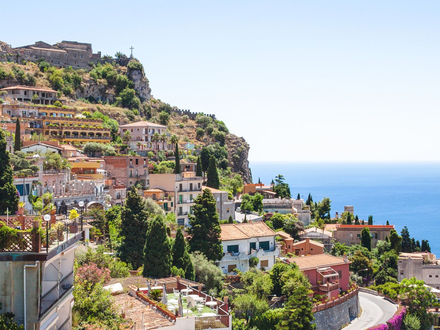 une vue aérienne d'une petite ville sur une colline surplombant l'océan