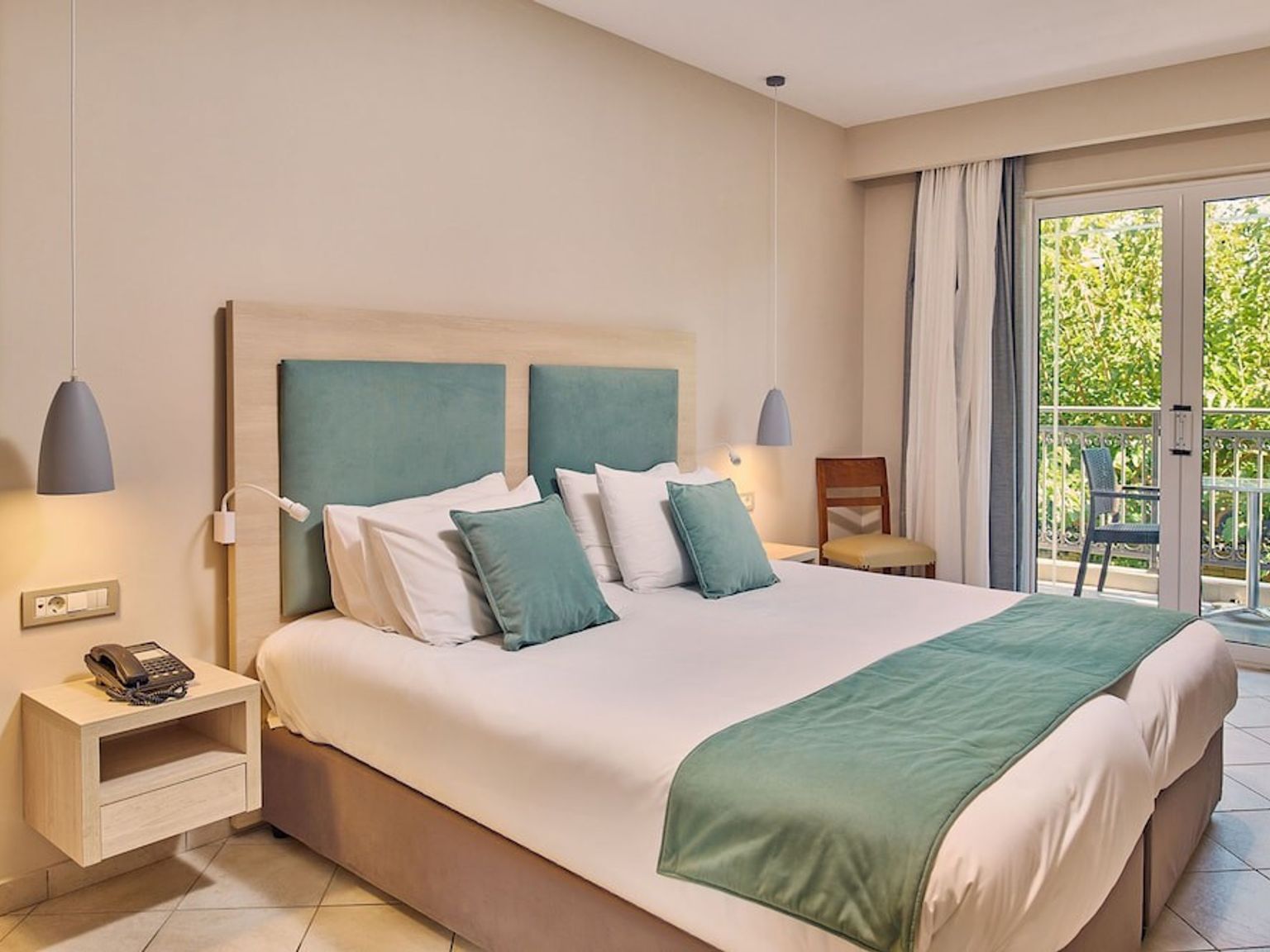 ett hotellrum med en king size-säng och en balkong