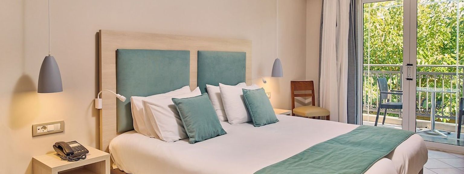 ett hotellrum med en king size-säng och en balkong