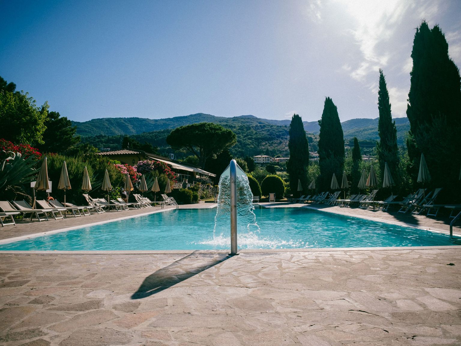 det er en fontene i midten av bassenget, Fattoria degli Usignoli Toscana
