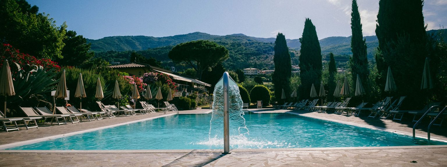 det er en fontene i midten av bassenget, Fattoria degli Usignoli Toscana