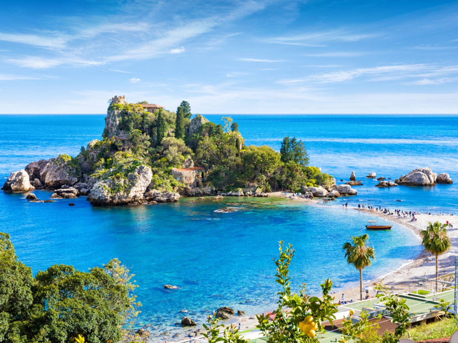 il y a une petite île au milieu de l'océan.