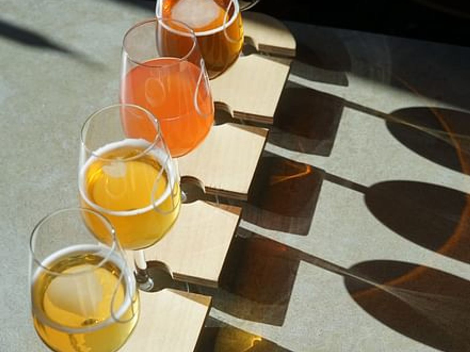 rivi viinilaseja, joissa on numero 9