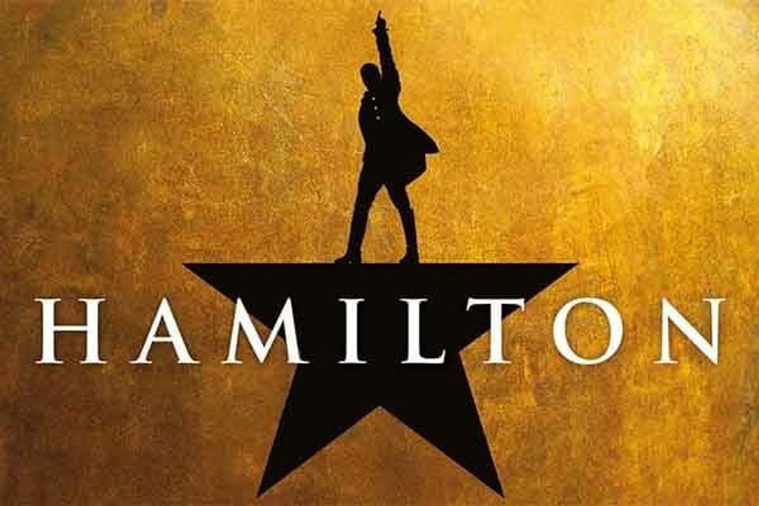 Svart silhuett av en mann som står på en stjerne med en arm hevet, med ordet HAMILTON under, mot en teksturert gyllen bakgrunn. Musikaler - Hamilton - London