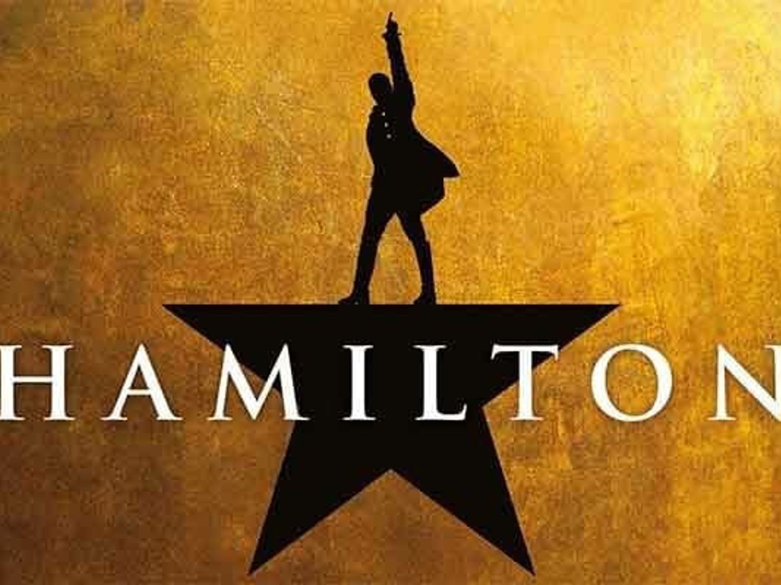 Svart silhuett av en man som står på en stjärna med en arm uppsträckt, med ordet HAMILTON nedanför, mot en texturerad gyllene bakgrund. Musikaler - Hamilton - London