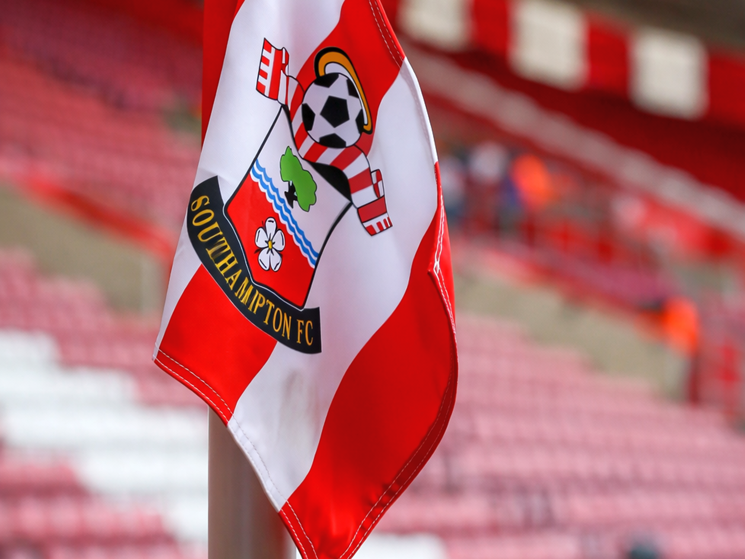 Et Southampton FC hjørneflag i et tomt stadion.