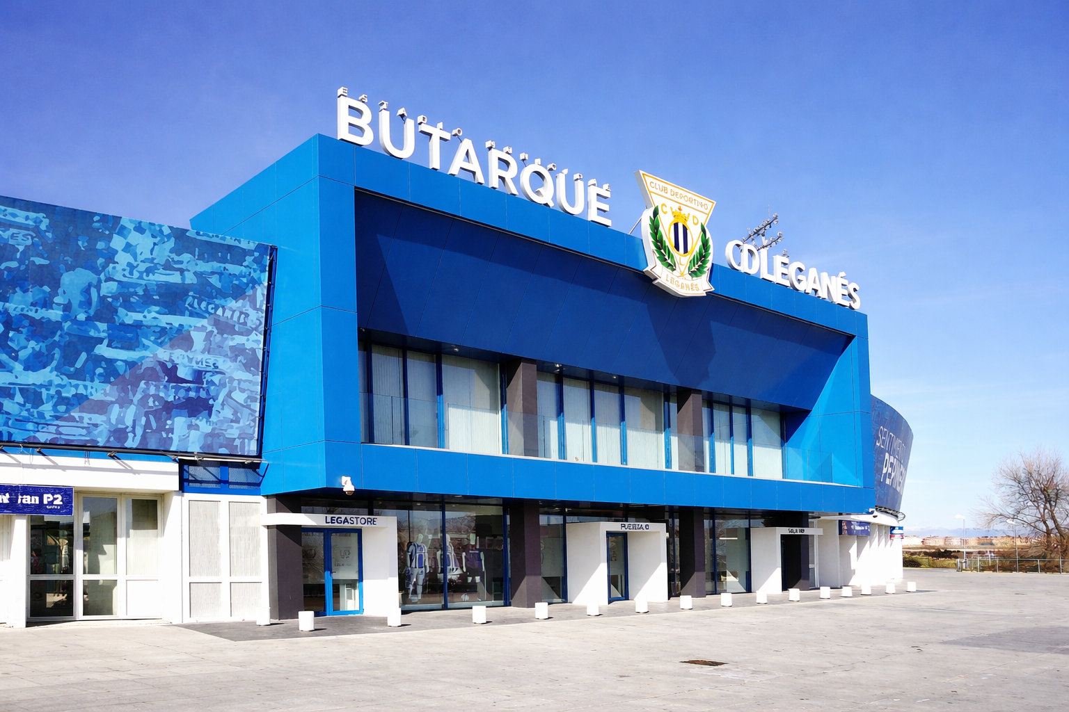 O exterior azul do estádio Butarque do CD Leganés.