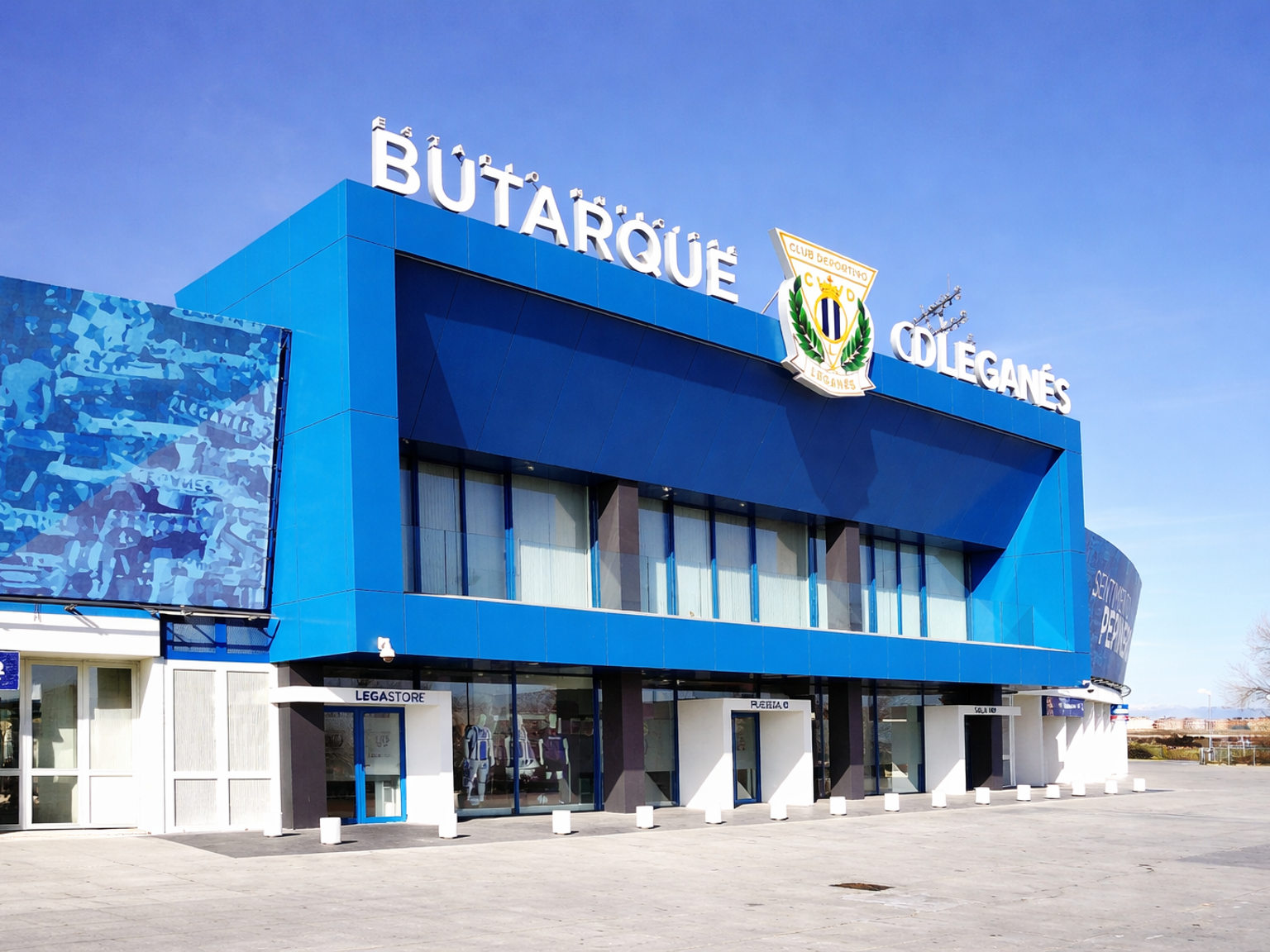 O exterior azul do estádio Butarque do CD Leganés.