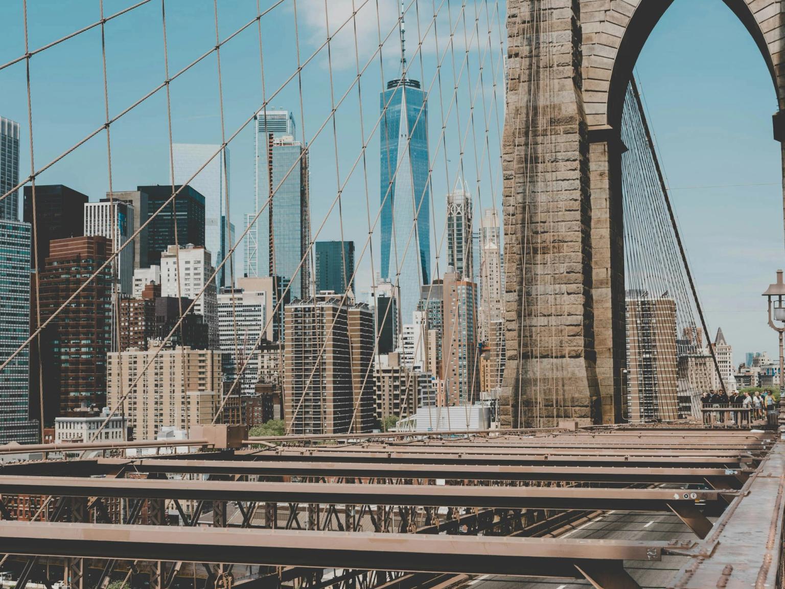 en gul taxa kører over en bro i New York City