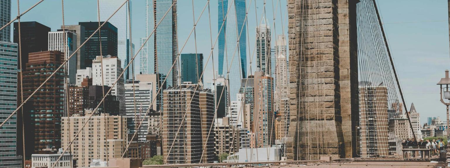 en gul taxa kører over en bro i New York City