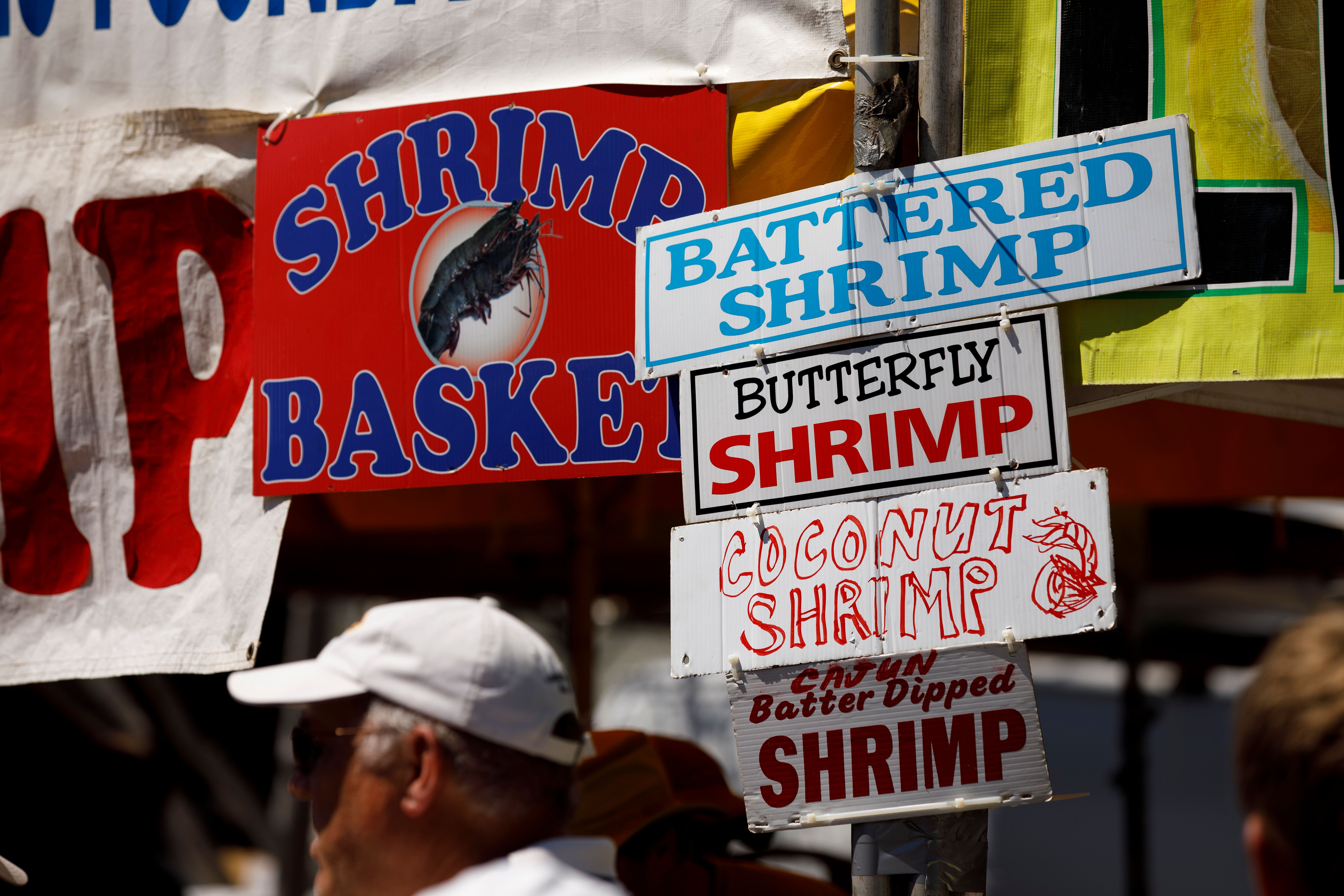 en mann står foran en rekestand